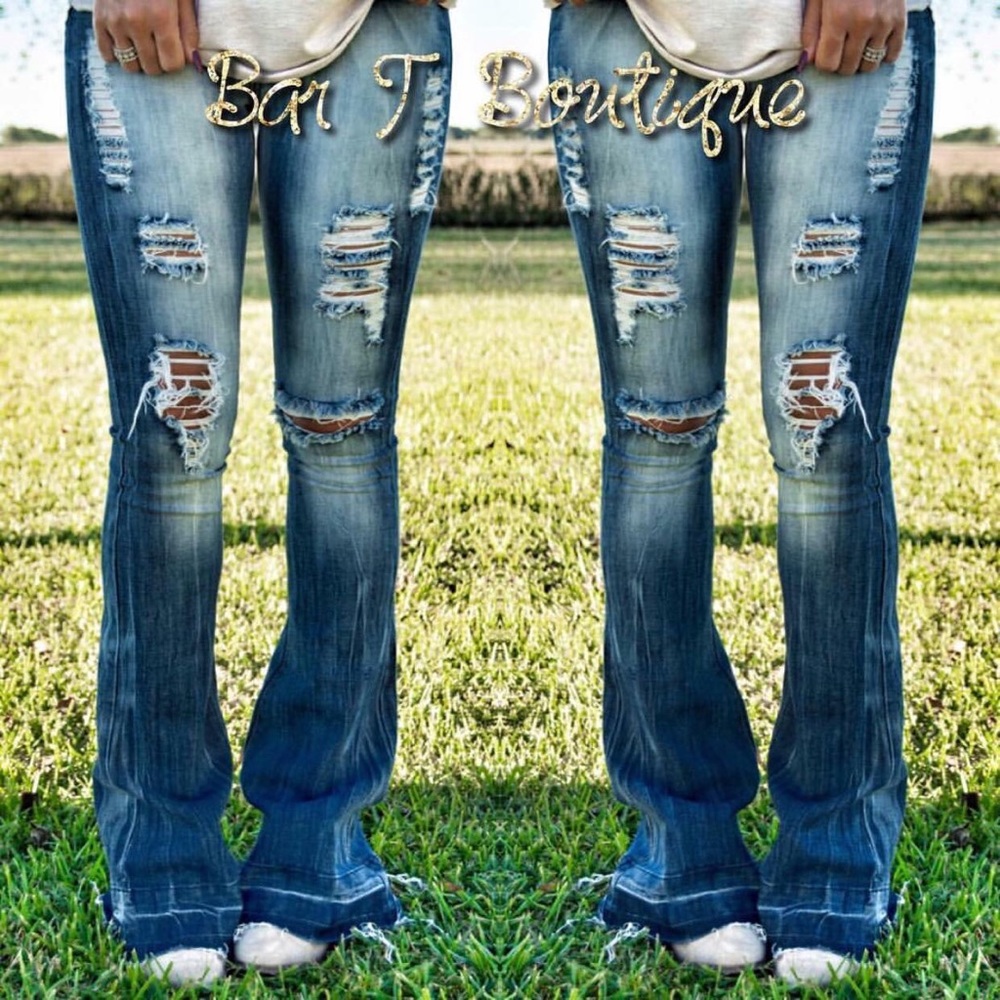 Super cute distress flare/bell bottom jeans. NWT.